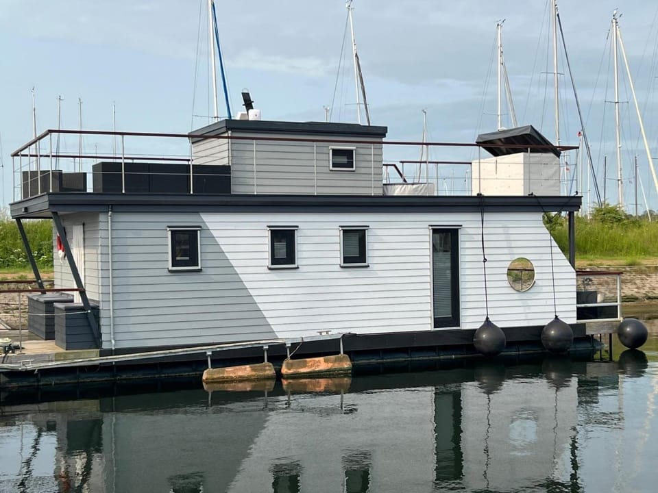 Hausboot Sundowner - Huus & Meer Docked boat in Großenbrode
