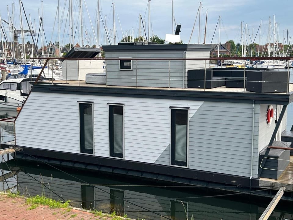 Hausboot Sundowner - Huus & Meer Docked boat in Großenbrode