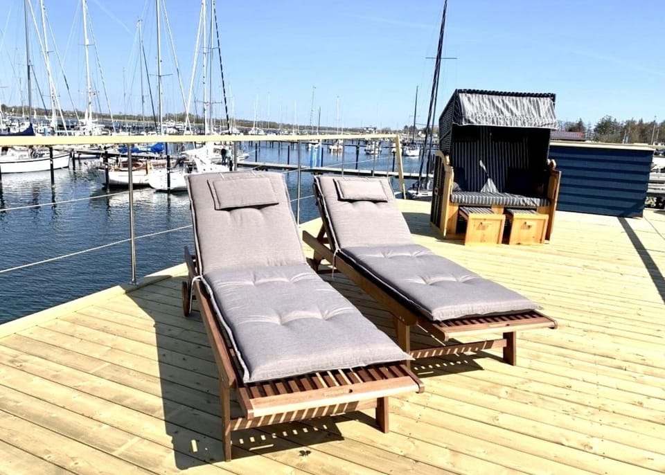 Hausboot LUMME - Huus & Meer Docked boat in Großenbrode