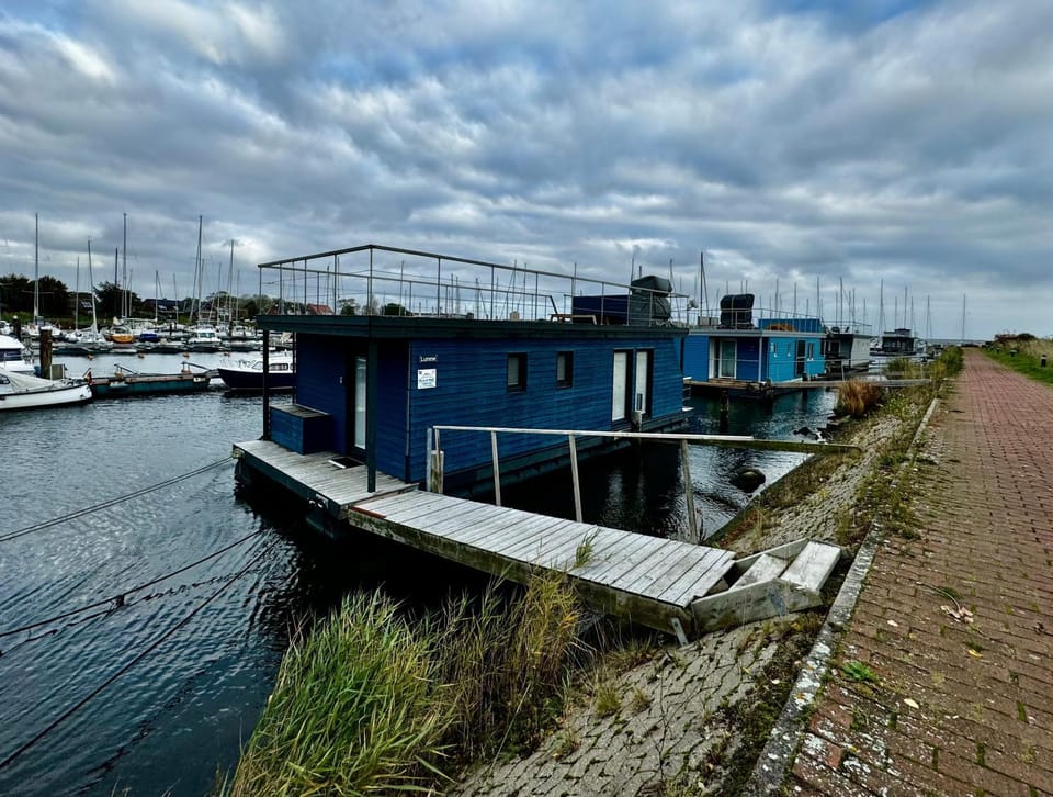 Hausboot LUMME - Huus & Meer- Hunde Willkommen Docked boat in Großenbrode