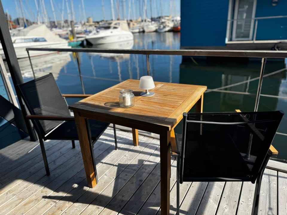 Hausboot LUMME - Huus & Meer- Hunde Willkommen Docked boat in Großenbrode
