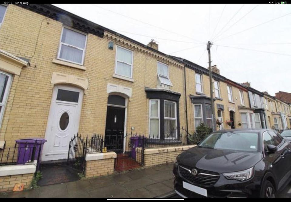 Property building, Day, Neighbourhood, City view, Street view, Location, Parking