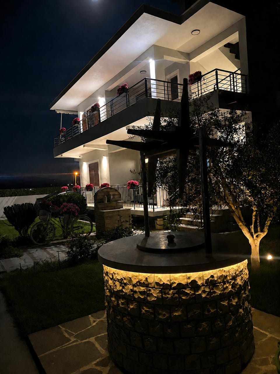 Facade/entrance, Night, View (from property/room), Balcony/Terrace