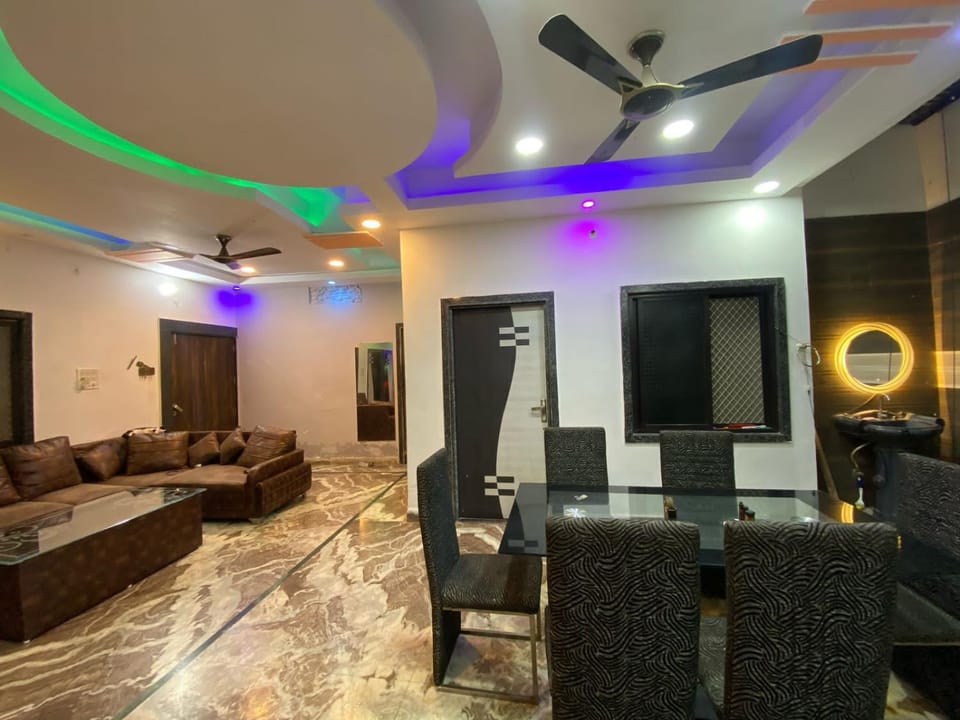 Communal lounge/ TV room, TV and multimedia, Living room, Seating area, Dining area