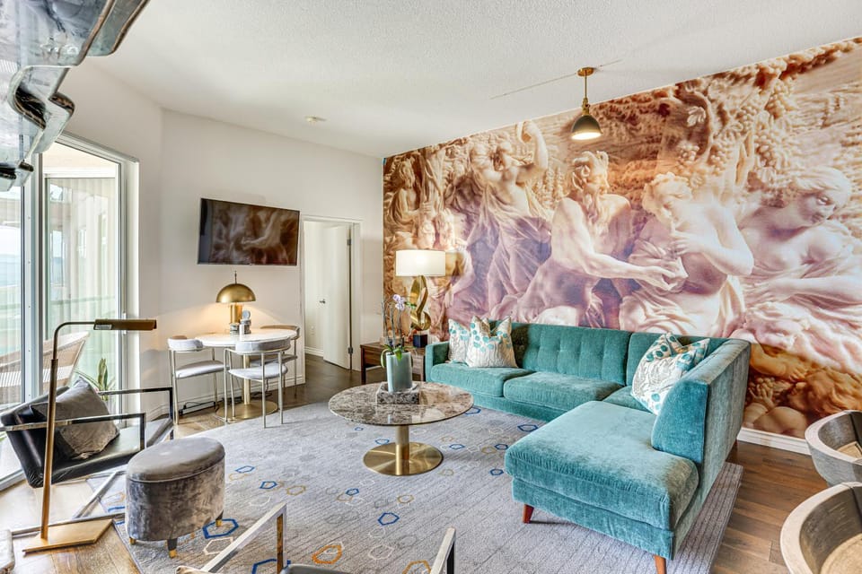 Luxe Long Beach Condo w/ Pool: 1 Mi to Shoreline! House in Long Beach