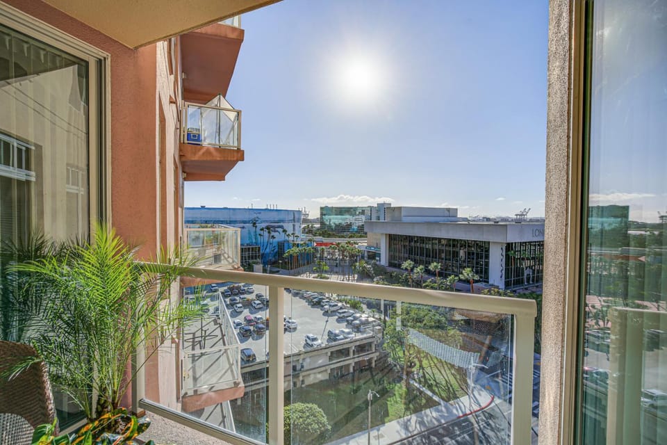 Luxe Long Beach Condo w/ Pool: 1 Mi to Shoreline! House in Long Beach