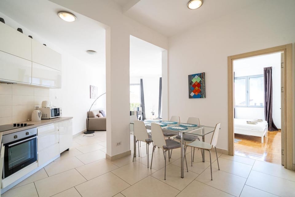 Kitchen or kitchenette, Seating area, Dining area