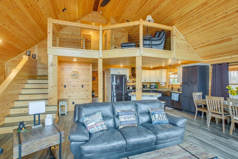 Celina Cabin w/ View of Dale Hollow Lake! Cabin in Tennessee