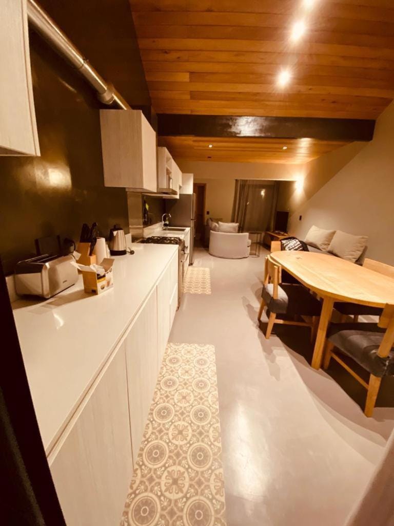 Kitchen or kitchenette, Dining area, minibar