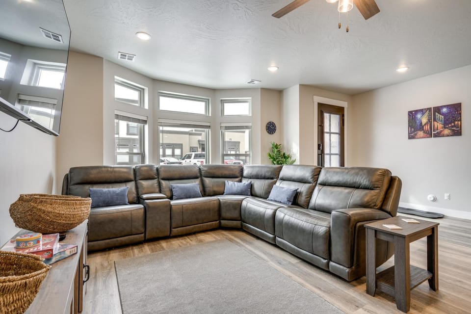 Stunning Mtn Views! Home 3 Mi to Dtwn Cedar City! House in Cedar City