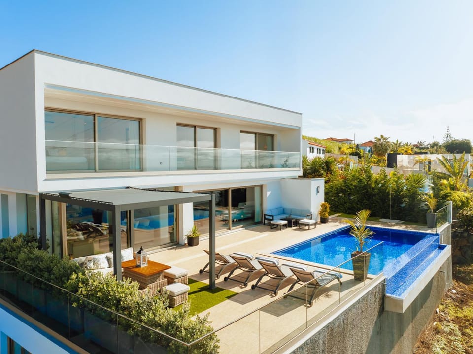 Property building, Balcony/Terrace, Swimming pool