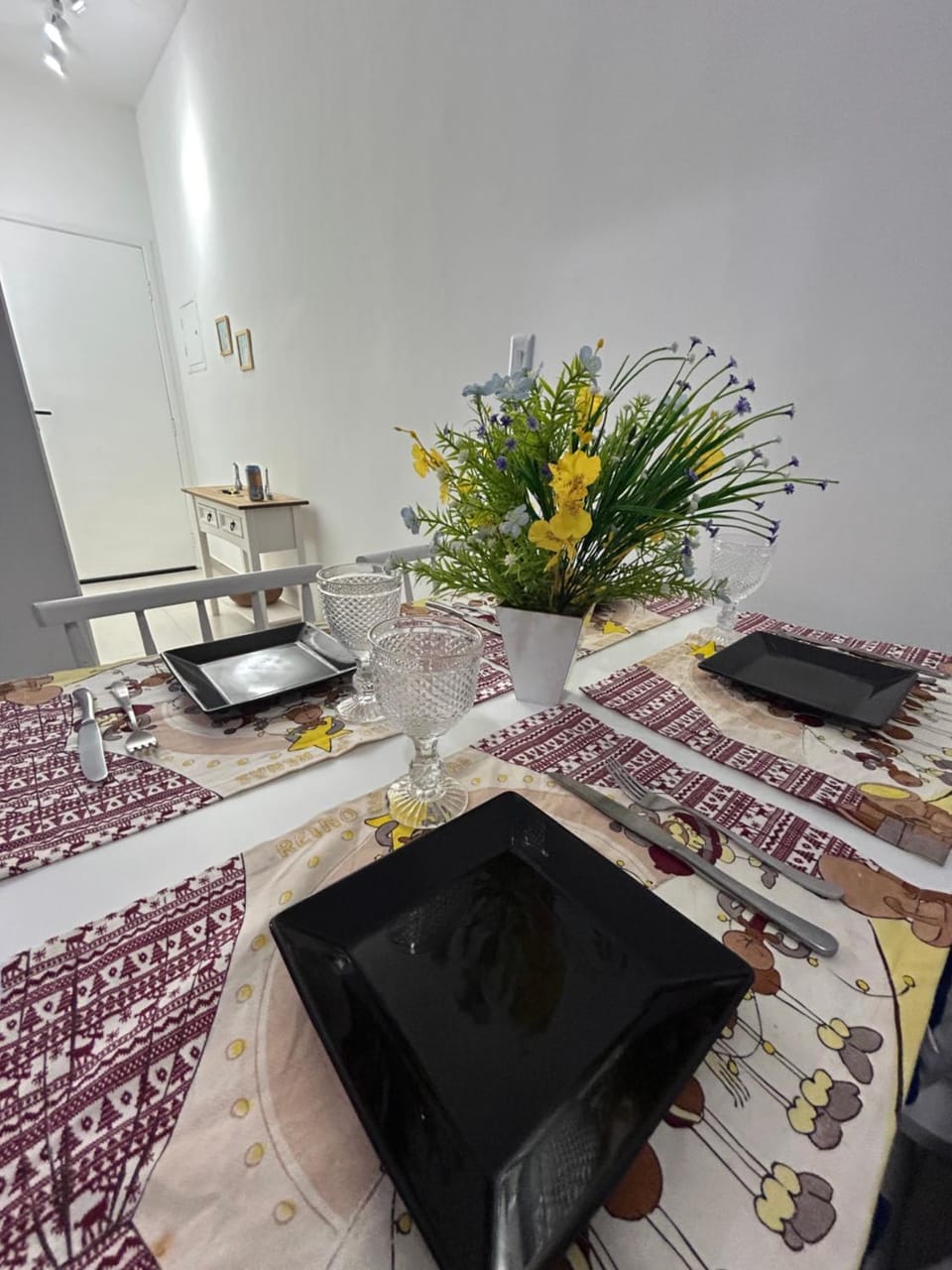 Living room, Food and drinks, Seating area, Dining area, Food