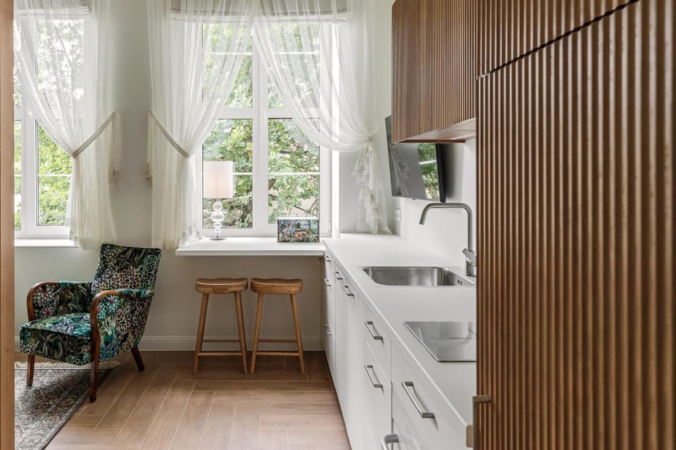 Kitchen or kitchenette, Dining area