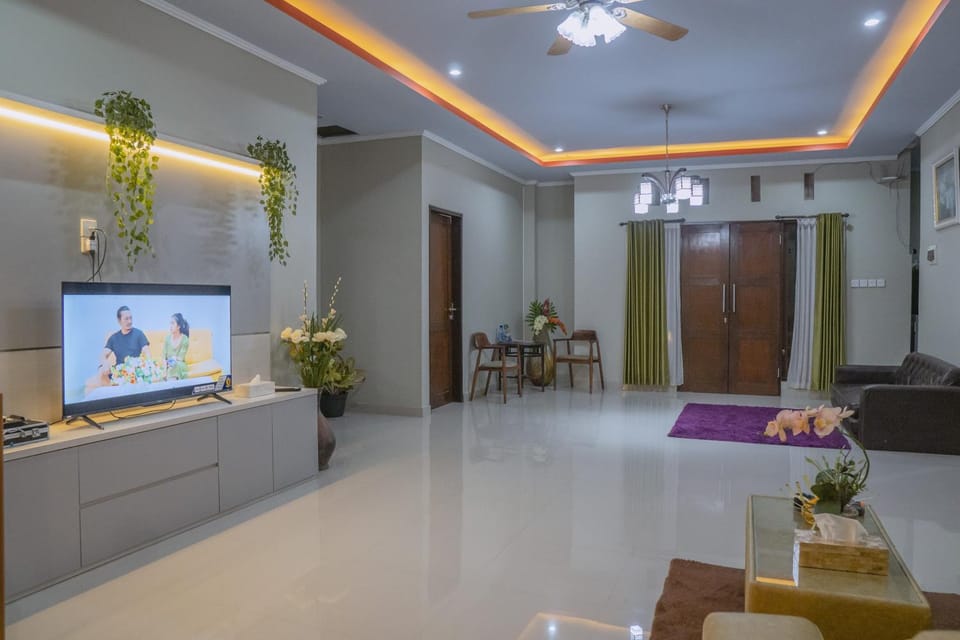 Communal lounge/ TV room, TV and multimedia, Living room, Seating area, Evening entertainment
