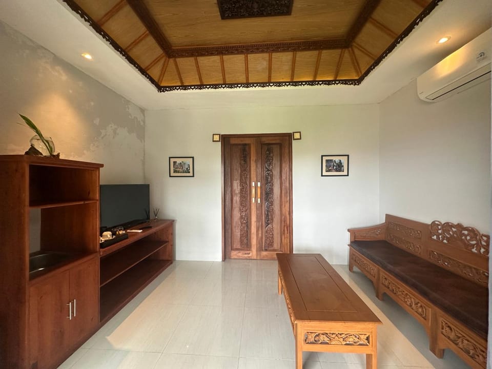 KETUT JOGLO GUEST HOUSE Bed and Breakfast in Kuta Selatan