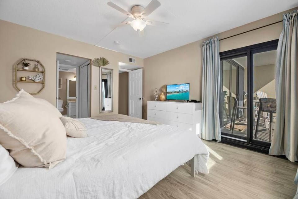 Bed, TV and multimedia, Photo of the whole room, Bedroom, fireplace