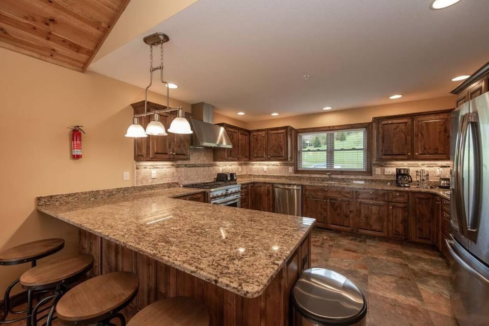 Beary Fine 6 bed 5 bath luxury home w indoor pool House in Deep Creek Lake