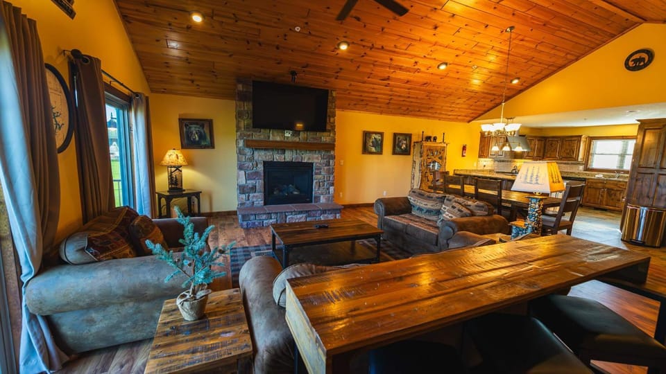 Beary Fine 6 bed 5 bath luxury home w indoor pool House in Deep Creek Lake