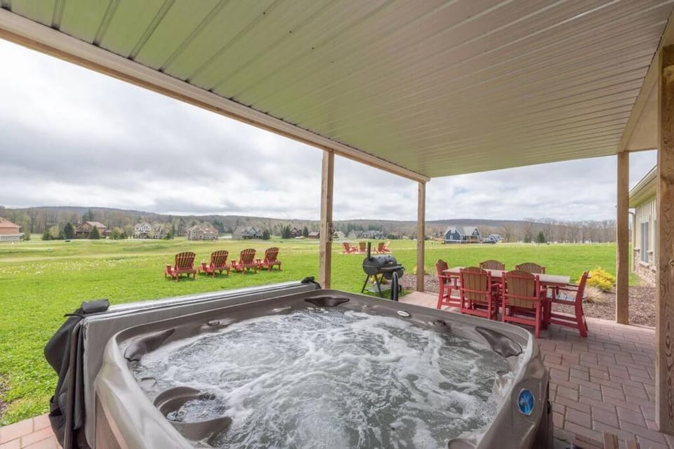 Beary Fine 6 bed 5 bath luxury home w indoor pool House in Deep Creek Lake