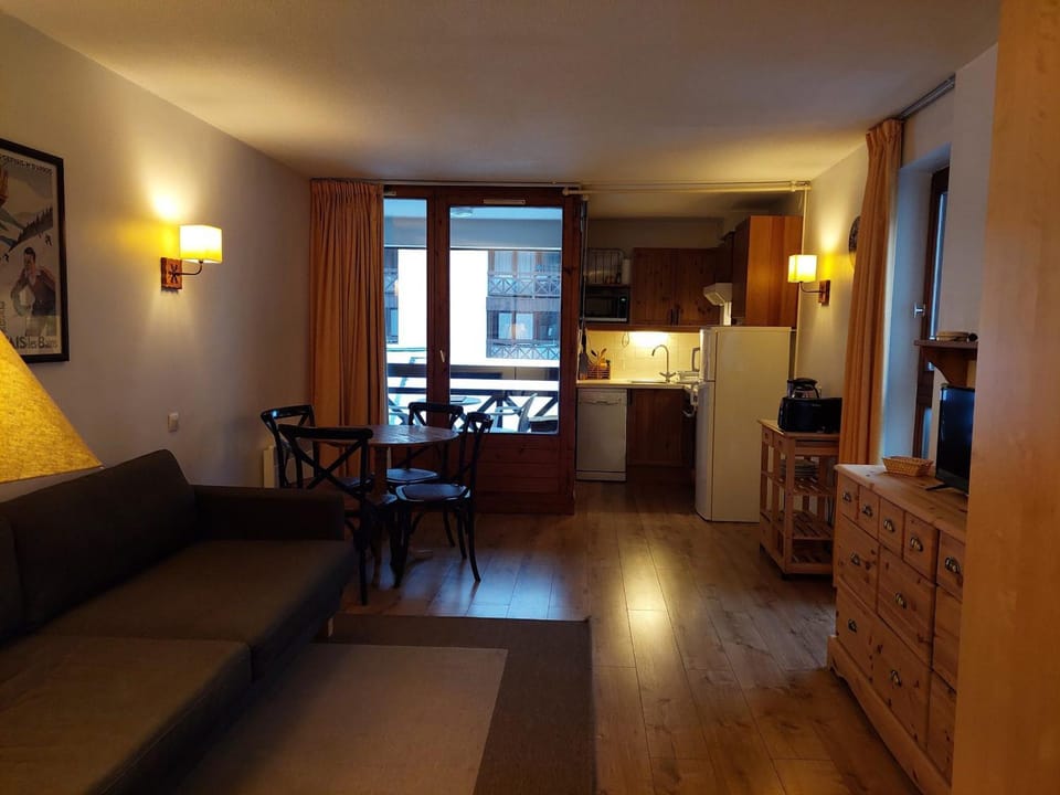 Brides-les-Bains : Studio 4 pers, balcon Ouest, parking, animaux admis - FR-1-512-277 Apartment in Auvergne-Rhône-Alpes