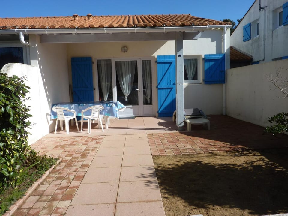 Maisonnette à 600m de la mer avec piscine et parking privé - FR-1-231-295 House in Pays de la Loire