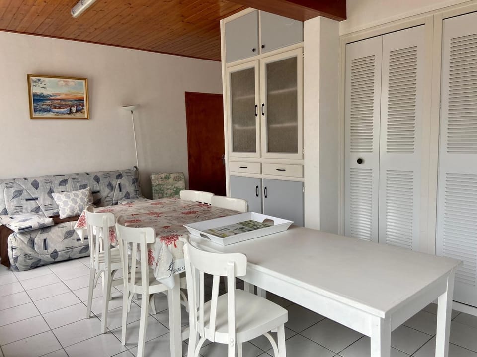Maison de Pays avec Grand Jardin, Proche Centre et Plage - FR-1-231-294 House in Pays de la Loire