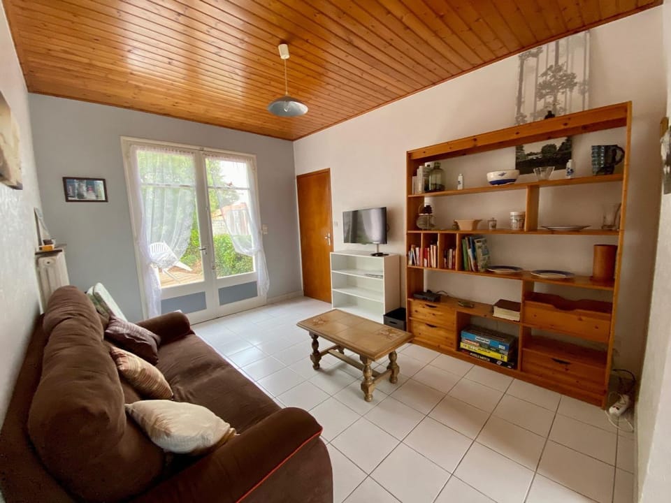 Maison de Pays avec Grand Jardin, Proche Centre et Plage - FR-1-231-294 House in Pays de la Loire