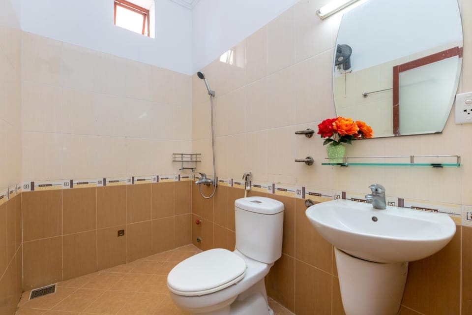 Shower, Toilet, Bathroom, bidet, Internal: Not applicable to any particular room