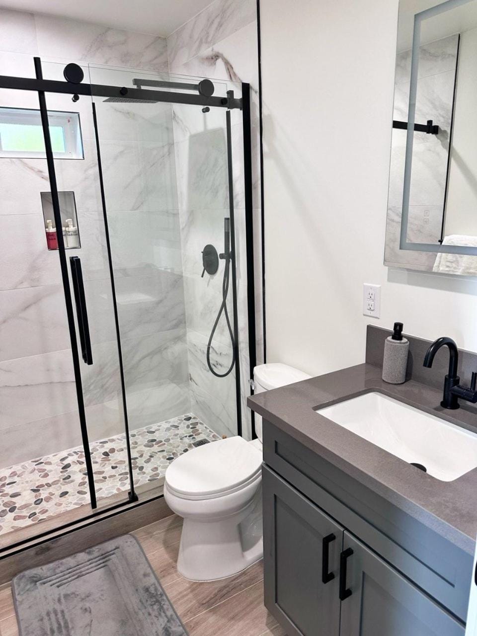 Shower, Toilet, Bathroom, towels