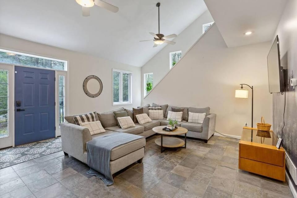 TV and multimedia, Living room, Seating area, fireplace