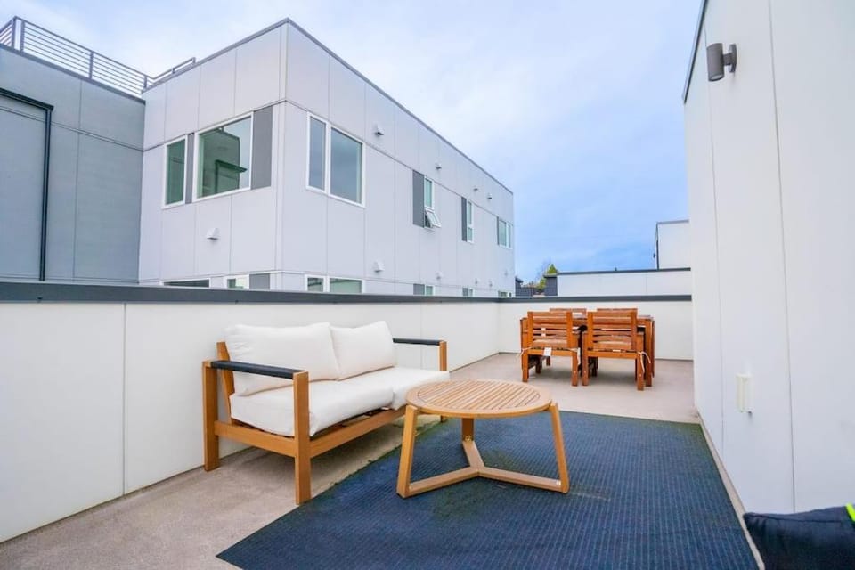 Ballard's Pet-Friendly Mid Century Home + Rooftop Deck House in Ballard