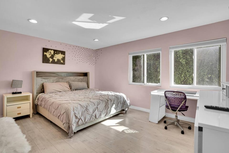 Family 4BR Home 15 min to Disneyland & Beach House in Tustin