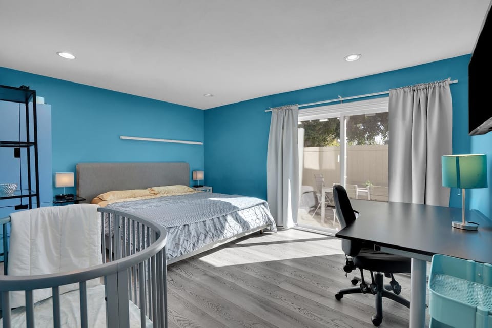 Patio, Photo of the whole room, Bedroom, cot, Family