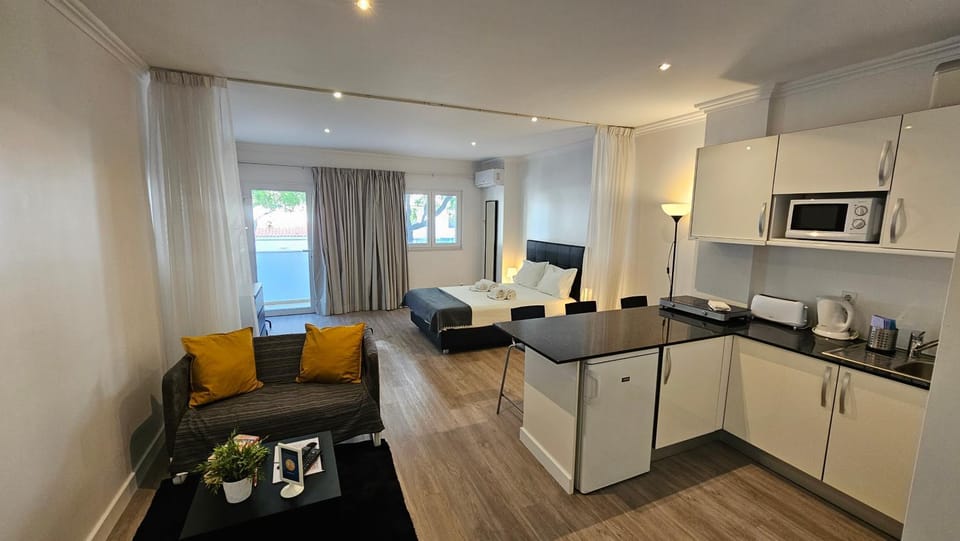 Bed, Kitchen or kitchenette, Living room