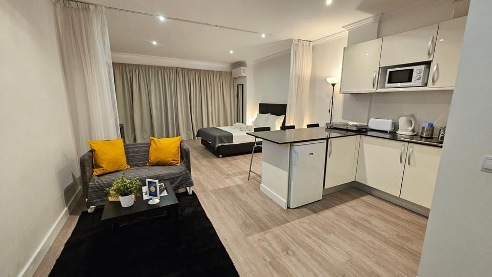 Bed, Kitchen or kitchenette, Living room