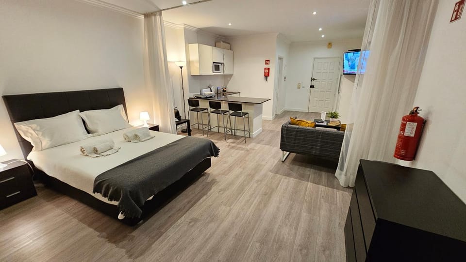 Bed, Kitchen or kitchenette, Living room