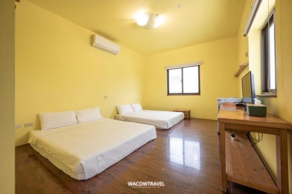 Bed, TV and multimedia, Photo of the whole room, Bedroom, towels, air conditioner