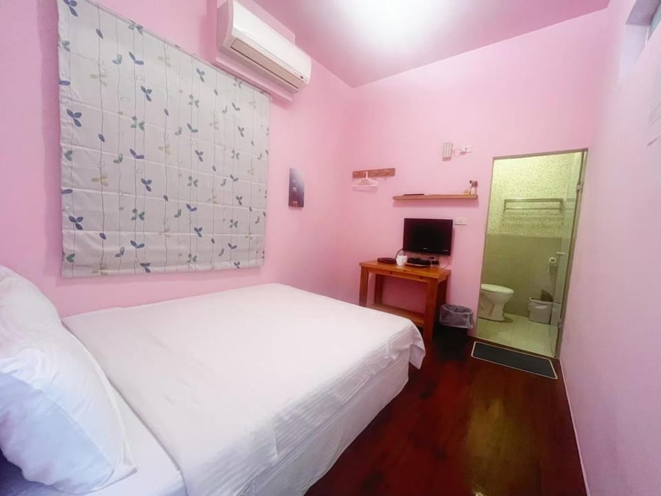 Bed, TV and multimedia, Photo of the whole room, Bedroom, air conditioner