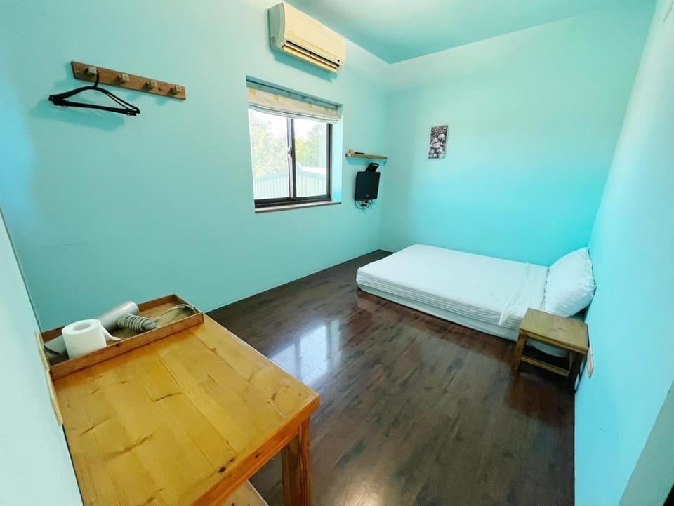 Bed, Photo of the whole room, Bedroom, towels, air conditioner