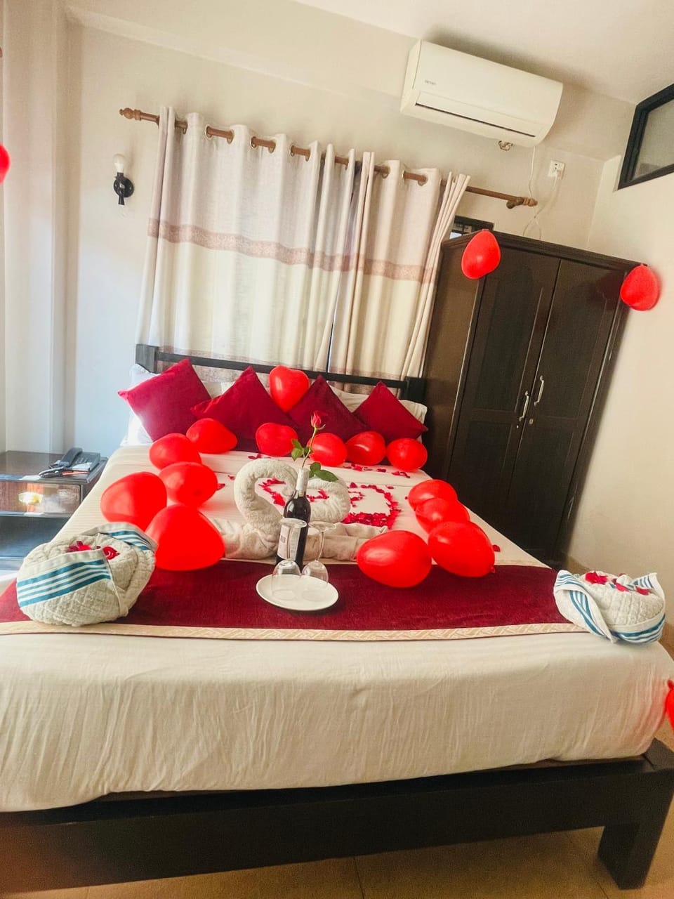 Bed, Bedroom, towels, air conditioner