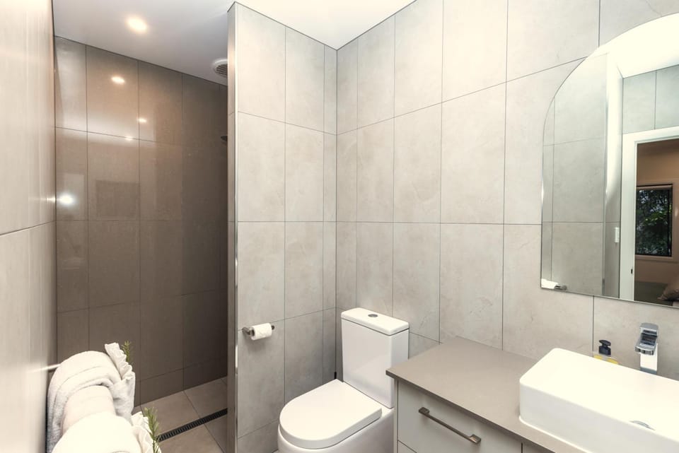Shower, Toilet, Bathroom, towels