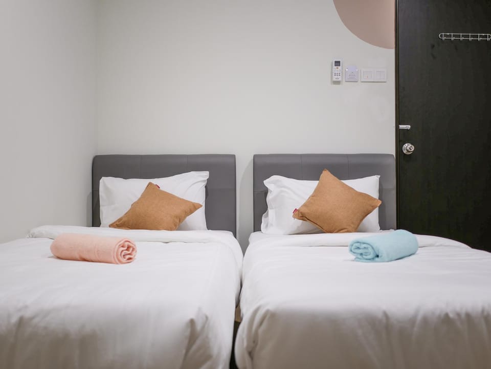 Bed, towels