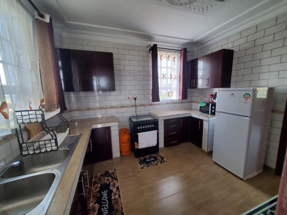 Kitchen or kitchenette, minibar, stove