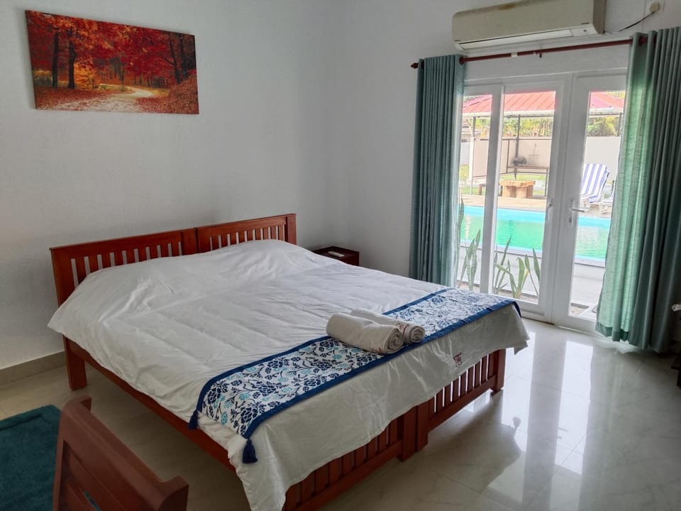 Bed, Photo of the whole room, Pool view