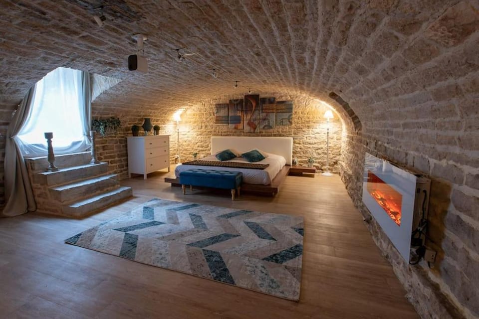 Photo of the whole room, Bedroom, flat iron