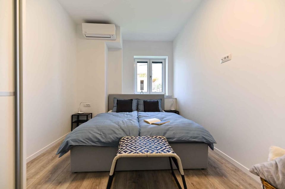 Bedroom, air conditioner