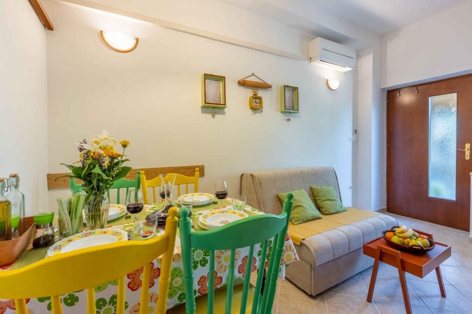 Living room, Seating area, Dining area, air conditioner