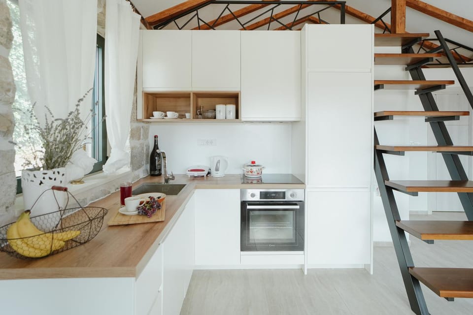 Kitchen or kitchenette, dishwasher