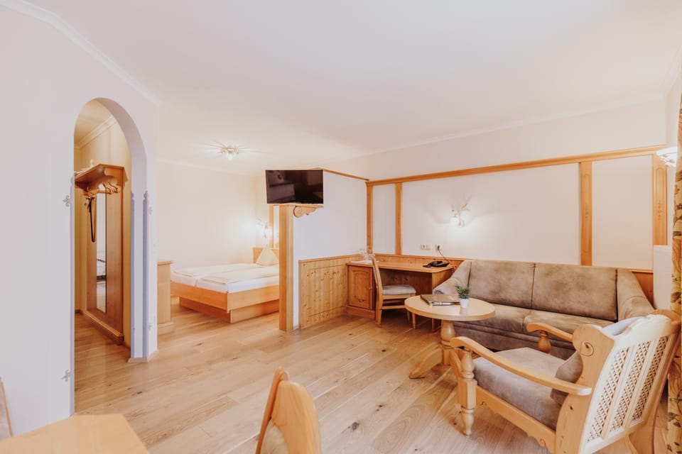 Living room, Photo of the whole room