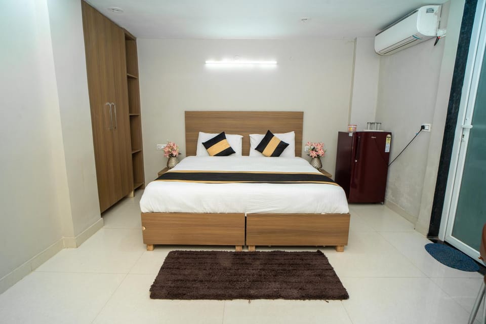 Photo of the whole room, Bedroom, wardrobe, air conditioner